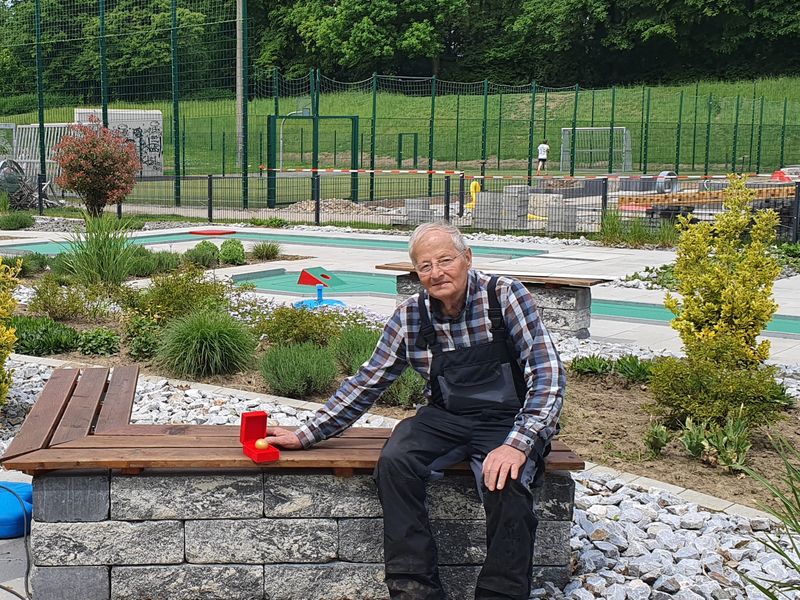 Mehr über den Artikel erfahren Minigolfehrung für „Toni“ Hannausek